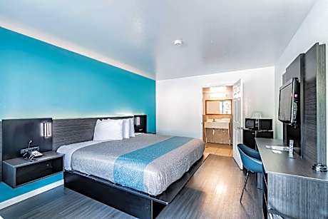 1 King Bed | Mobil Access Tub Nsmk Micfridg