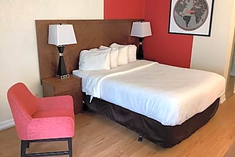 1 Queen Bed Mobility Accessible Room Bathtub w/ Grab Bars Non-Smoking