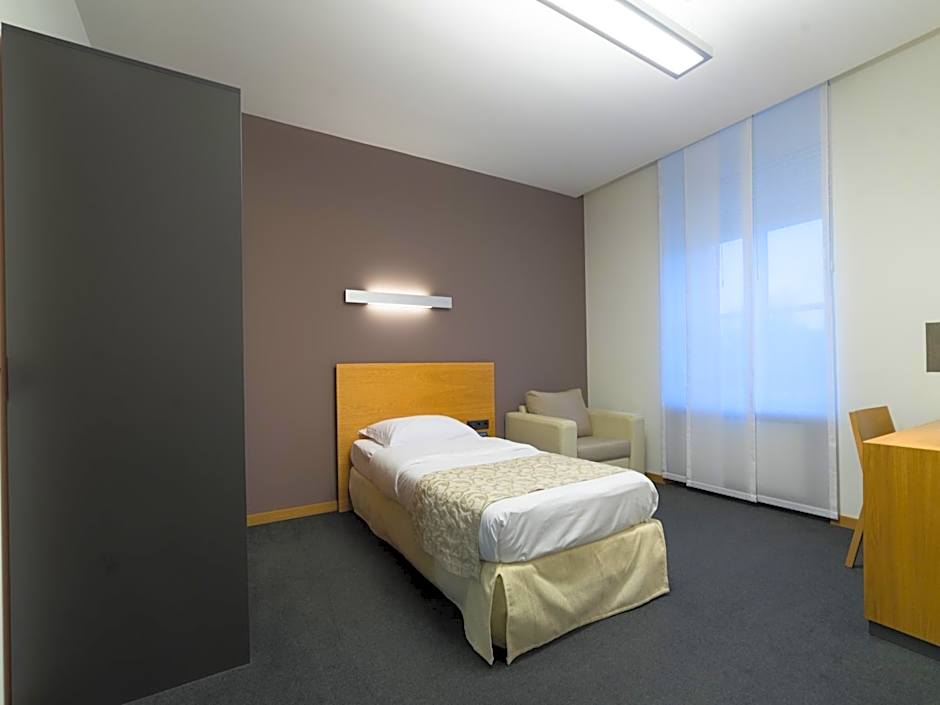 Photo 1 of 2 of Single Room