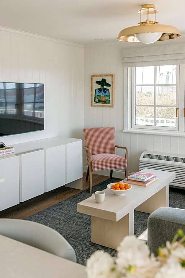 Bay Shores Peninsula Hotel