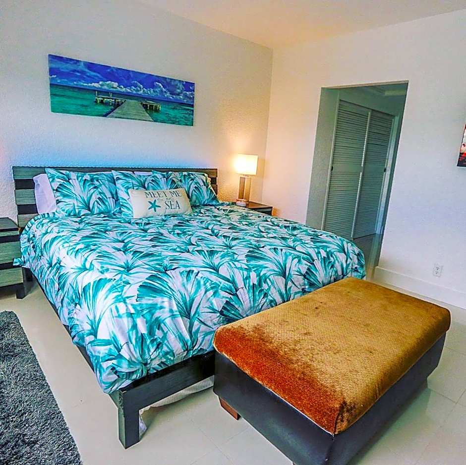Beautiful penthouse condo with stunning views of both ocean and city