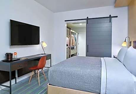 Deluxe King Room with City View