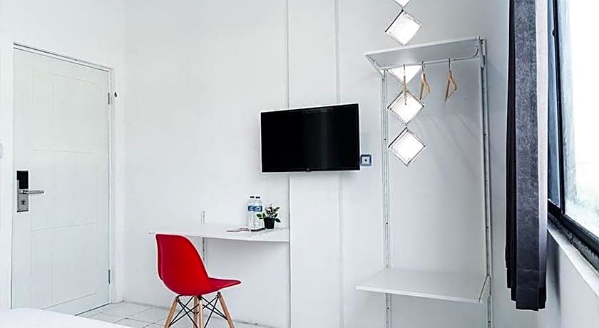 RedDoorz near Seasons City Mall