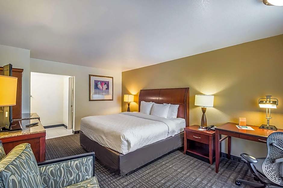 Clarion Inn & Suites Central Clearwater Beach