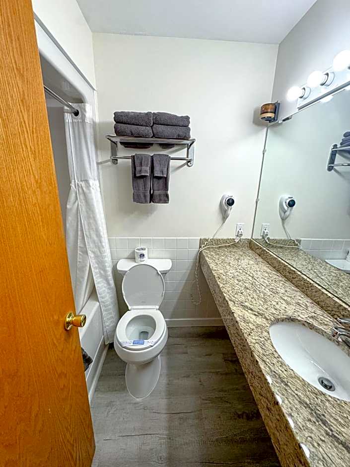 Lake Bluff Inn and Suites