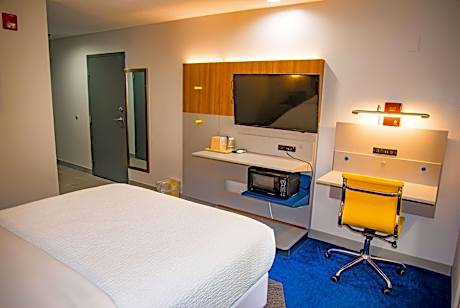 Queen Suite - Mobility/Hearing Accessible - Non-Smoking