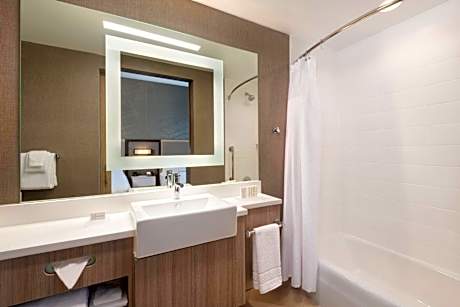 Queen Suite with Tub - Mobility Accessible