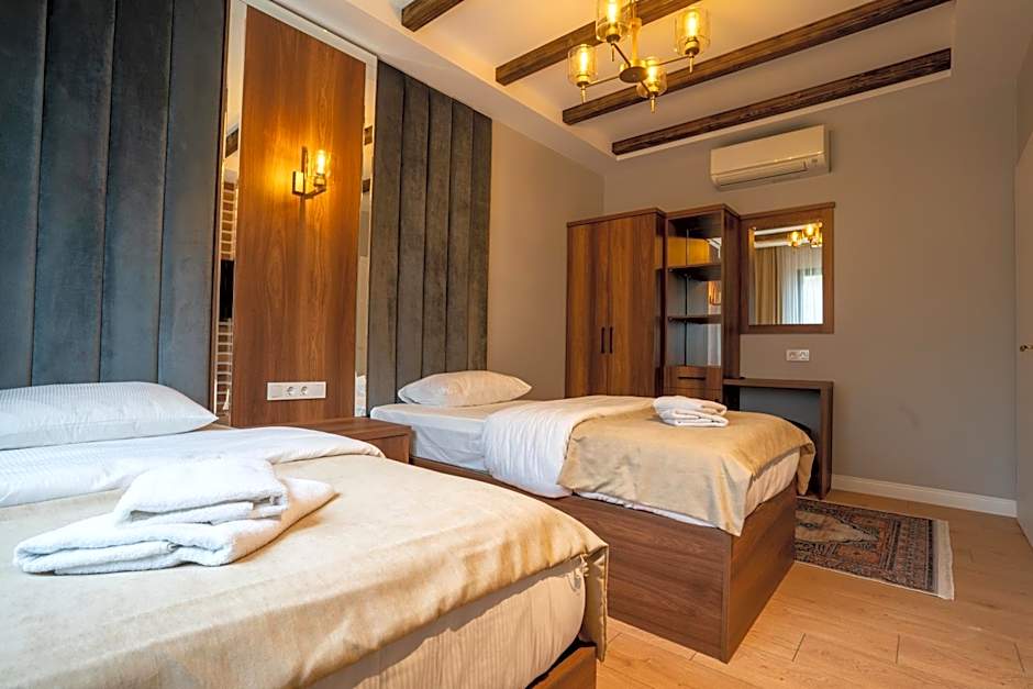 POISON GARDEN SUİTE