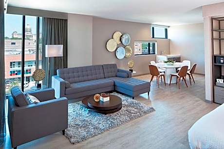 Suite, 1 King, Capitol view