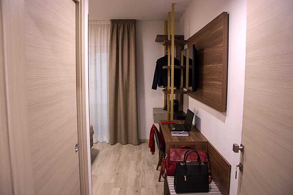 8room hotel