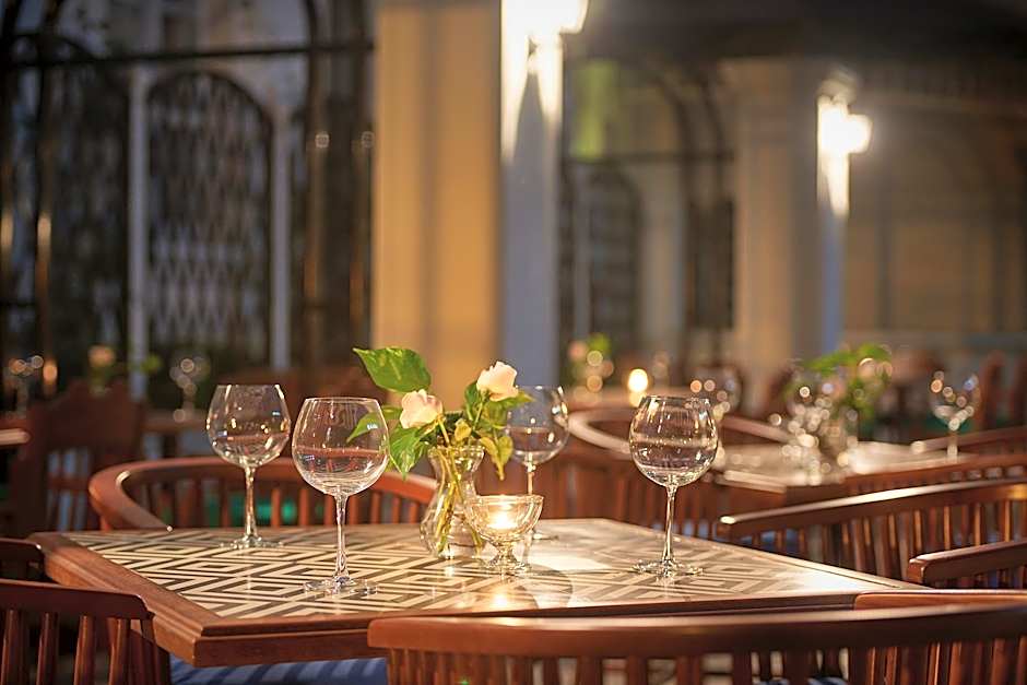 Manoir Des Arts Hotel