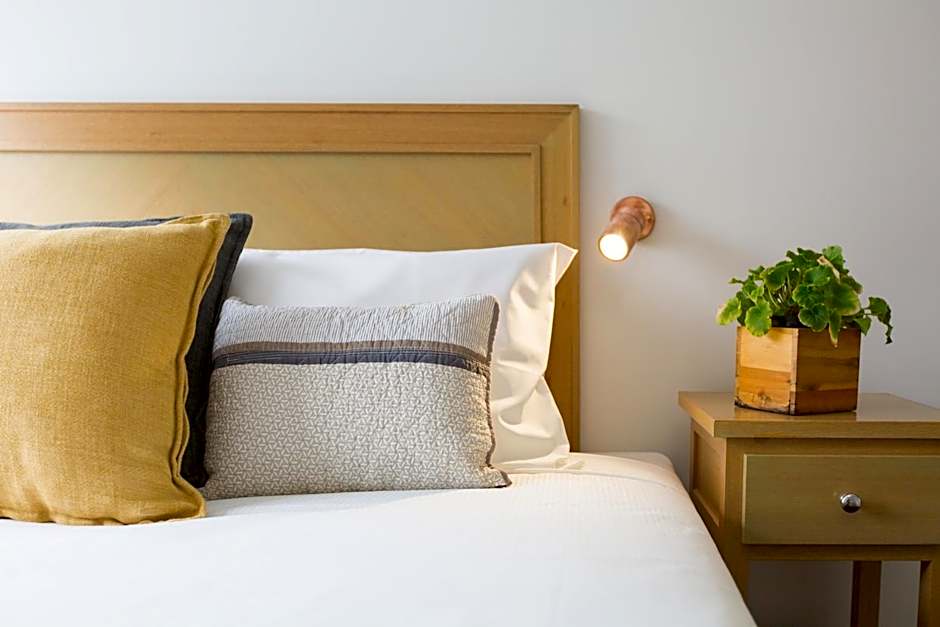 Fox on the Run - Motel Kilmore