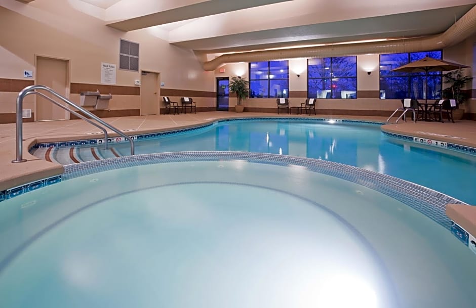 Holiday Inn Express Hotel & Suites Milwaukee-New Berlin By IHG