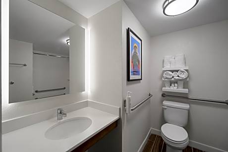 Double Room with Two Queen Beds and Bath Tub - Mobility Access