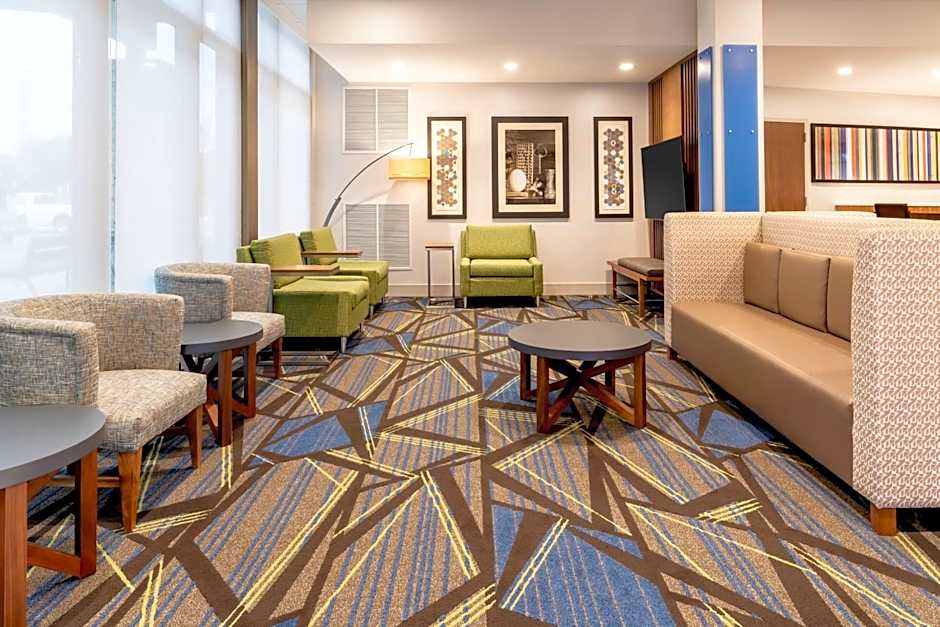Holiday Inn Express & Suites Milwaukee - West Allis By IHG