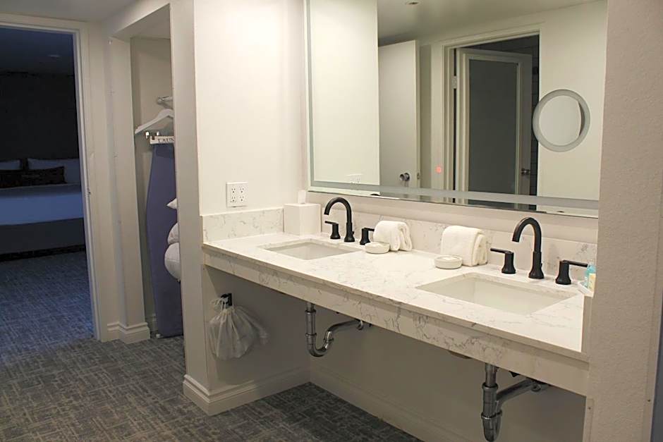 Vinland Hotel and Lounge