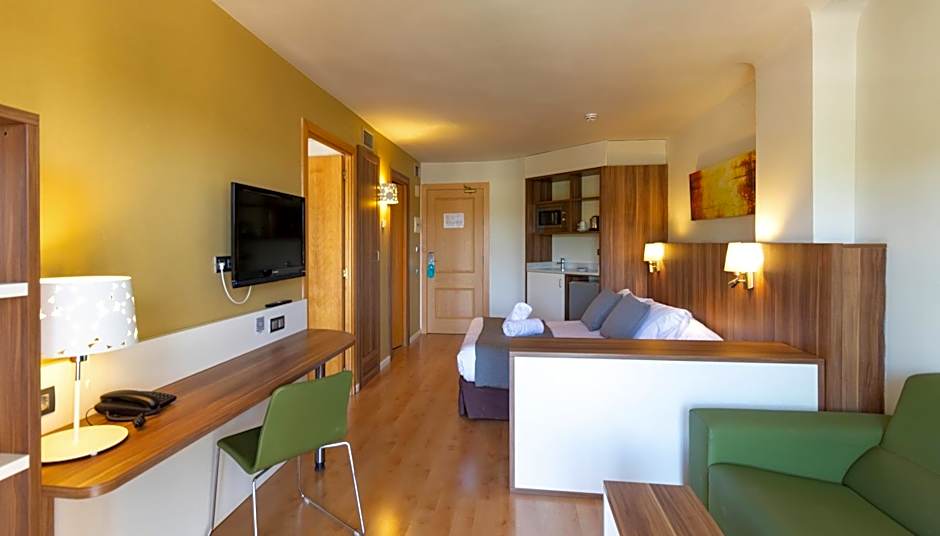 Golden Avenida Family Suites 4*