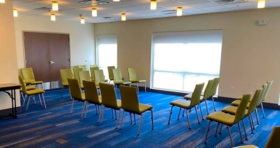 Holiday Inn Express And Suites Warrensburg North By IHG