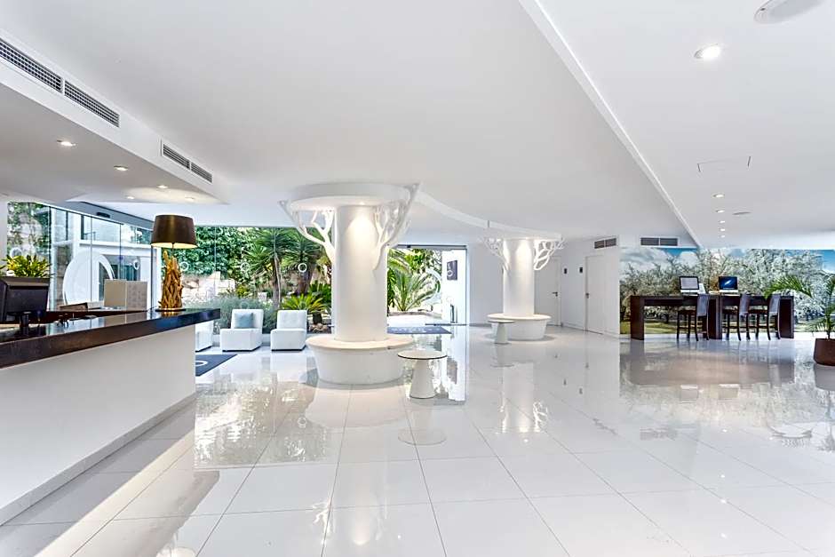 Fergus Style Cala Blanca Suites