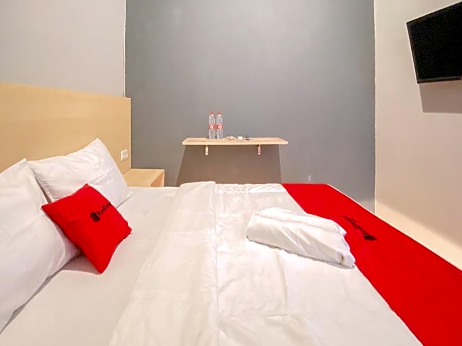 RedDoorz near Exit Tol Batang