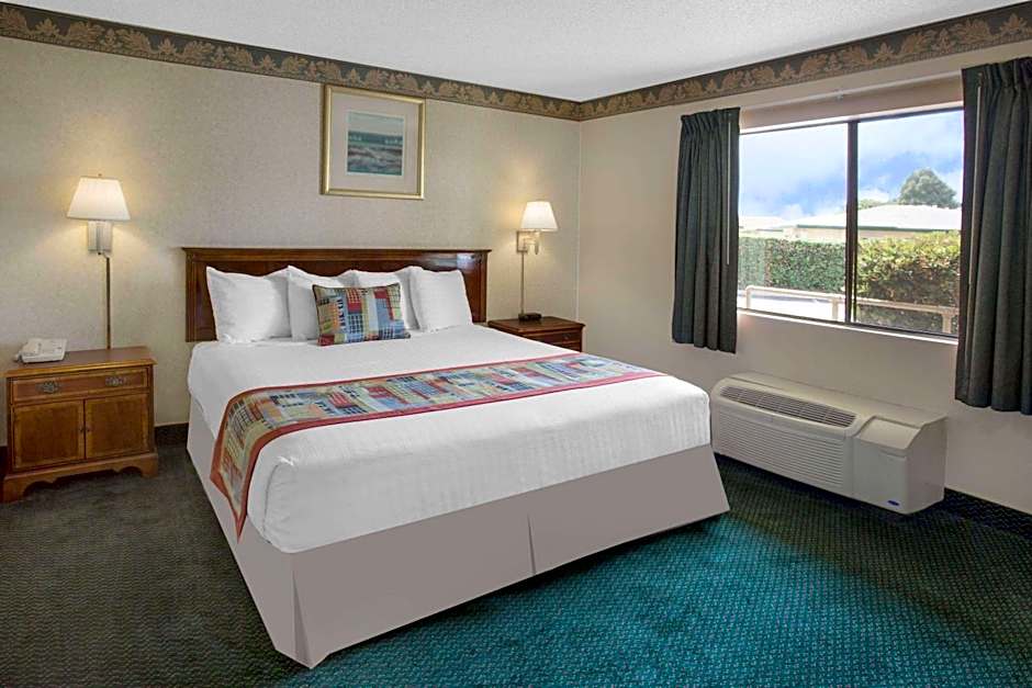Travelodge by Wyndham Costa Mesa Newport Beach Hacienda