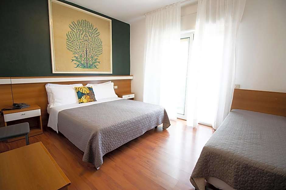 Zdjęcie 1 z 15 — Triple Room