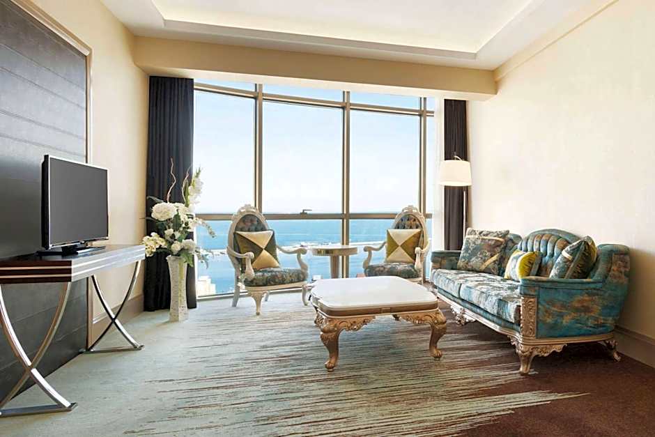 Foto 1 di 10 di 1 King Bed Suite, Sea View