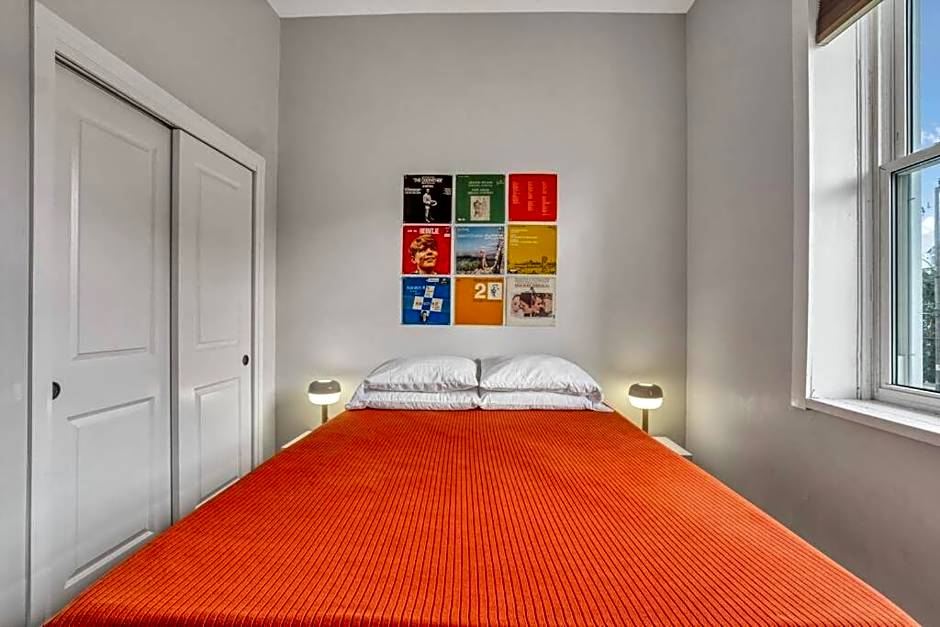 Chic Mid-Century Flat Downtown