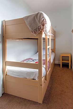 One-Bedroom Apartment with Sleeping Alcove (6 People)