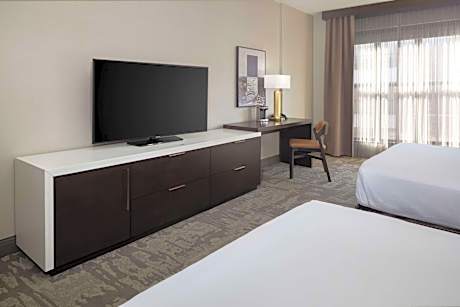 Deluxe Queen Room with Two Queen Beds and Roll-In Shower - Mobility Access