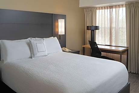 Two Bedroom Suite - Queen in Each with Roll-In Shower - Mobility Accessible