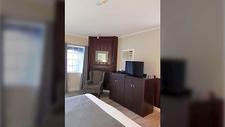 Algonquin Lakeside Inn