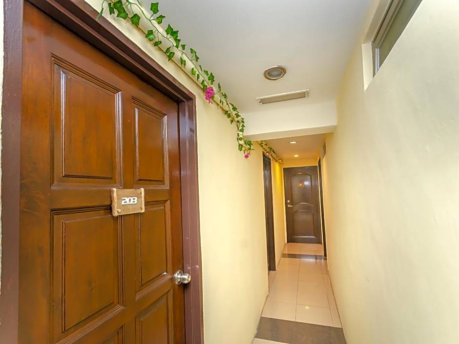 OYO 89703 B Link Hotel