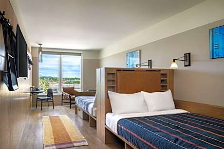 Moxy Queen Suite