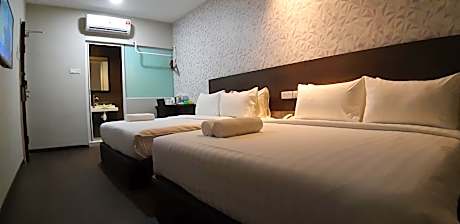 Family 2 Queen Room with Window