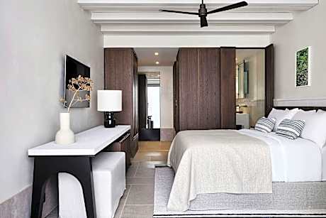 Panoramic Shared Pool, Guest Room, 1 King, Sea View, Balcony, Pool