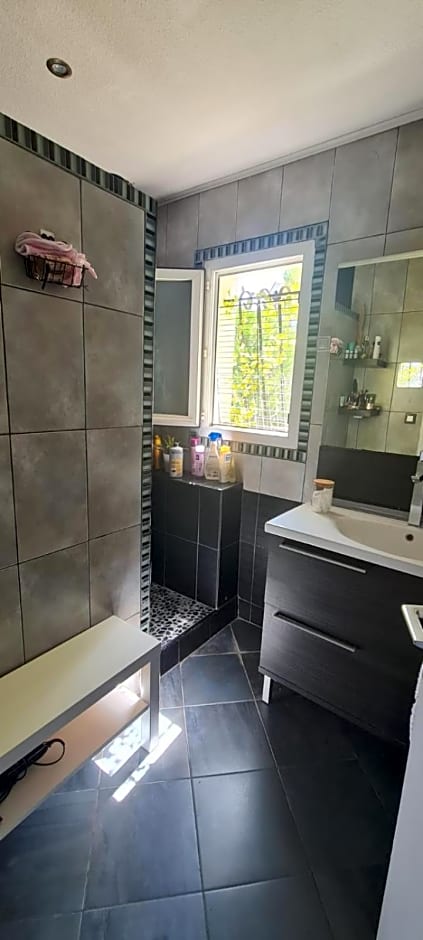 Chambre dans villa Montpellier à 15mn des plages