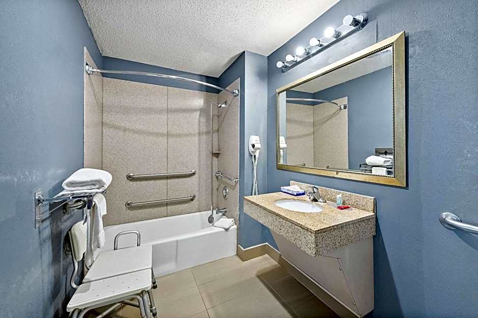 Quality Inn & Suites Fayetteville I-95