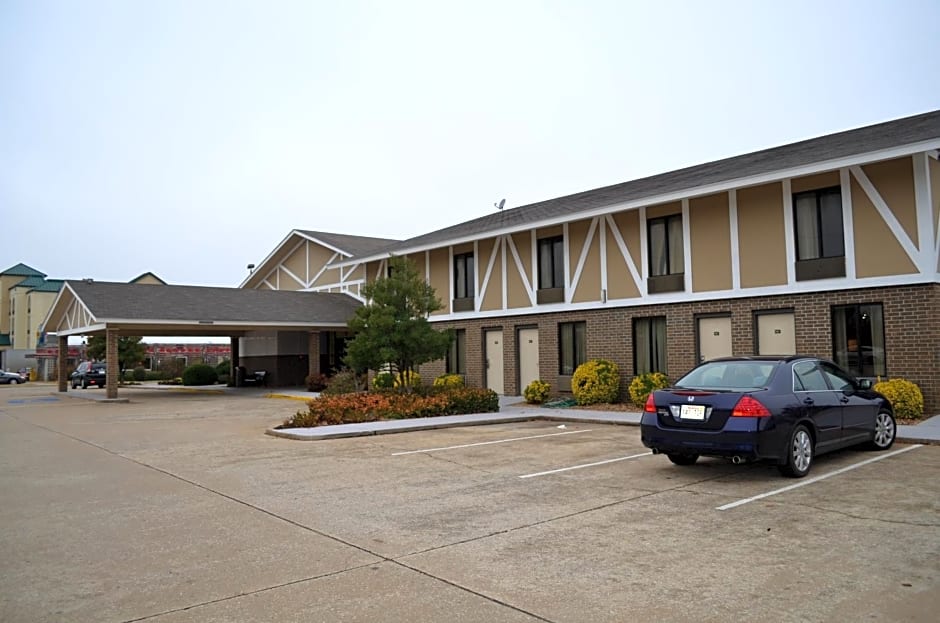 Super 8 by Wyndham Bentonville
