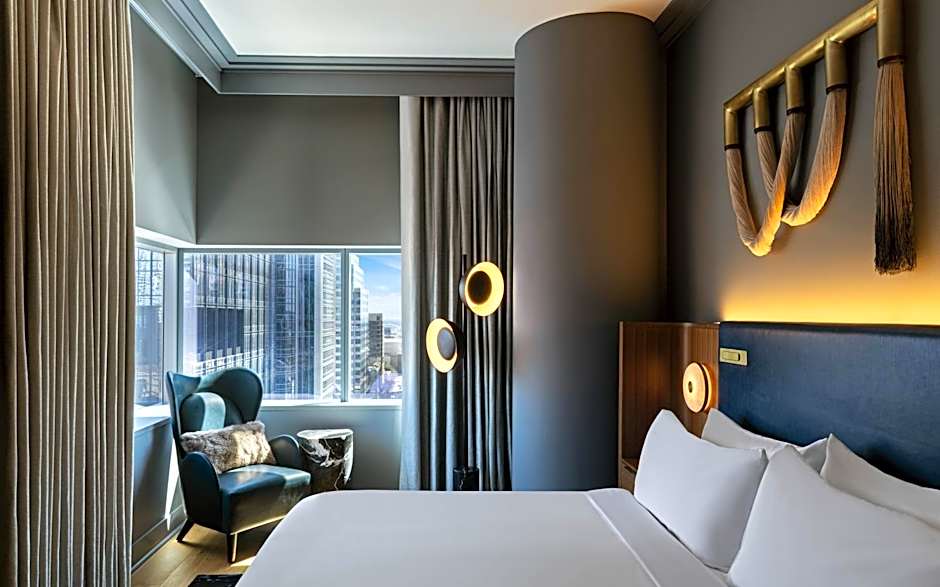 Foto 1 di 3 di Premier 2 Bedroom Suite, Bathtub, Corner, City View