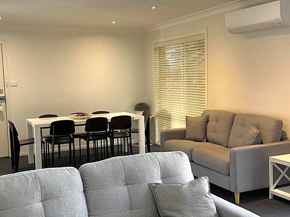 The Oaks Hotel Motel