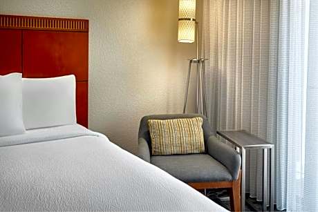 King Suite with Sofa Bed and Adapted Tub - Mobility Accessible