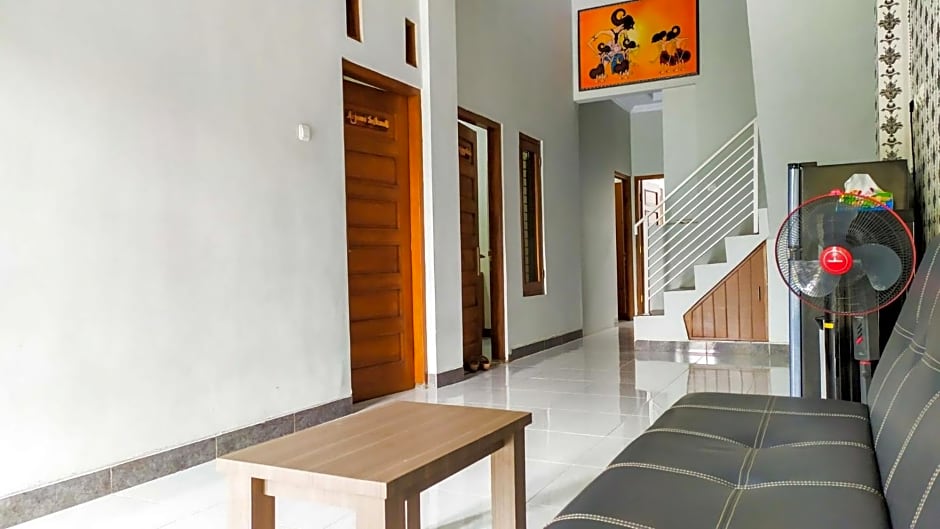 Omah Leren Mitra RedDoorz near Gembiraloka Zoo Yogyakarta