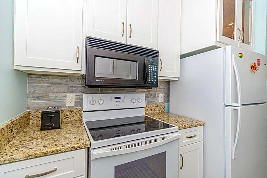 Stunning Ocean View 2-bedroom Suite-Renovated and sleeps 8! Channel Marker E-3