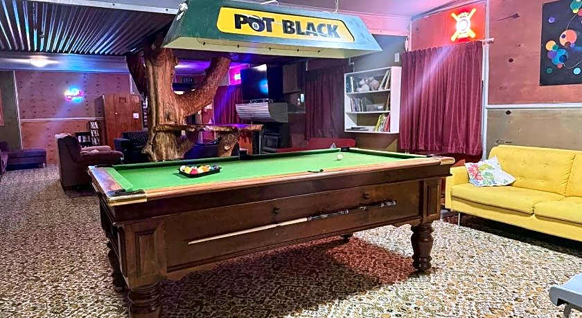 The Crossing Lodge and Backpackers