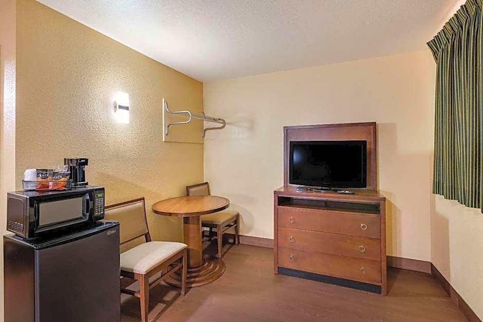 Relax Inn & Suites