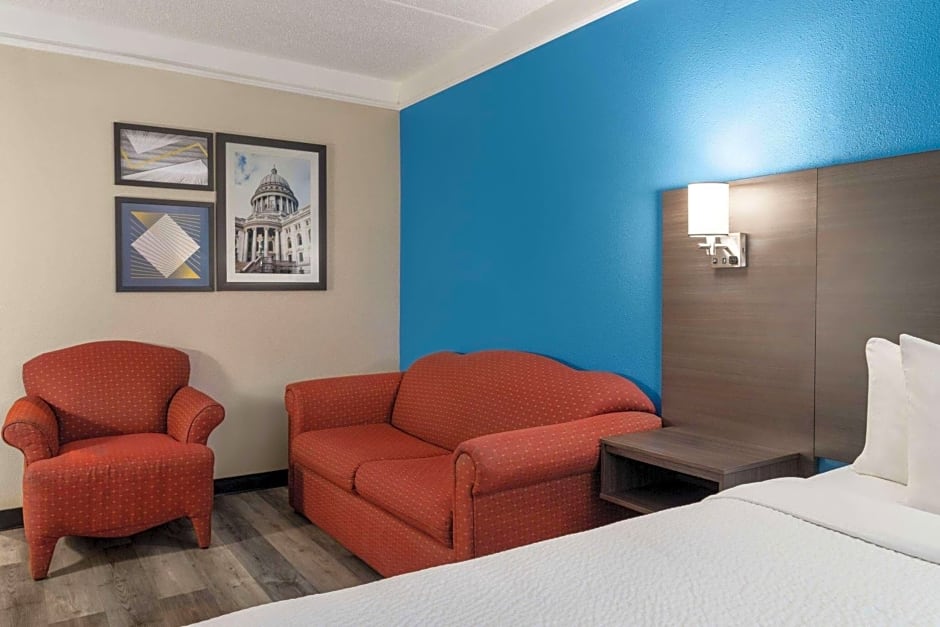 La Quinta Inn & Suites by Wyndham Madison American Center