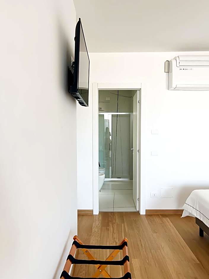 Glass House - Smart Rooms & Parking