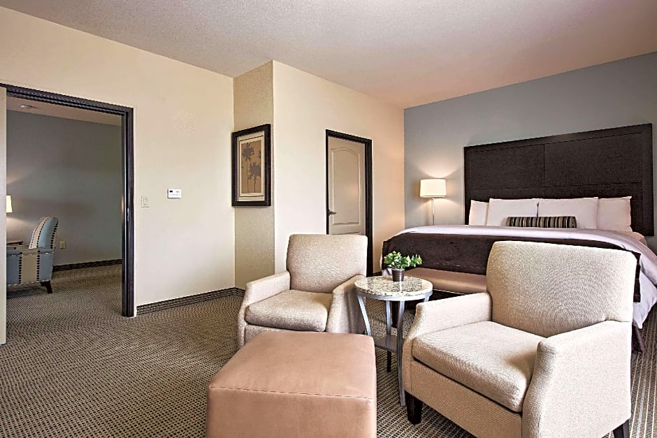 La Quinta Inn & Suites by Wyndham DFW Airport West - Euless