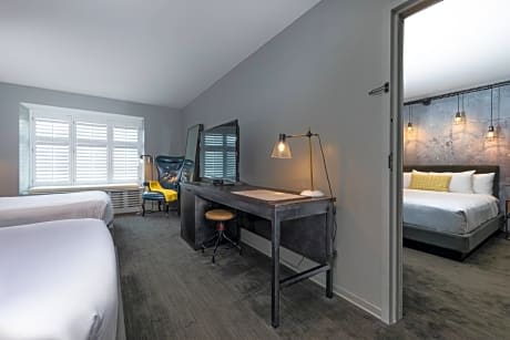 2 Connecting, Guest room, Urban view